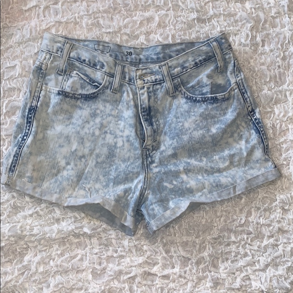 Light wash Levi shorts